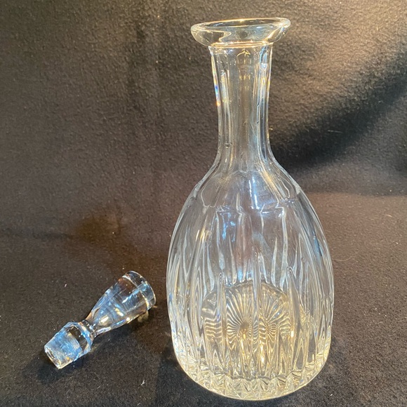 Round Cut Crystal Whiskey Decanter with Stopper - Picture 2 of 6